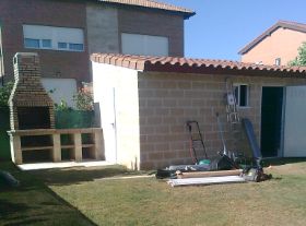CONSTRUCCIÓN BARBACOA Y TRASTERO JARDÍN.jpg